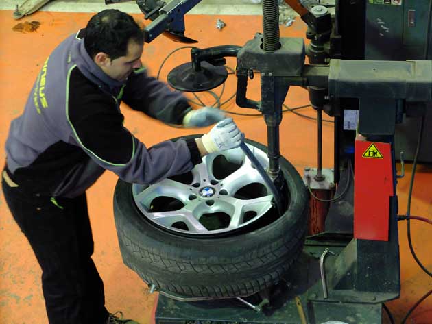 Cambio de neumáticos - Taller Pirineus Tyres - Huesca
